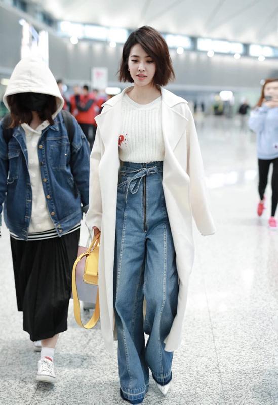 156穿出165既視感!蔡依林穿長款大衣走機,「牛仔褲腰身提到胸下」秒變大長腿,網讃翻:要去穿同款