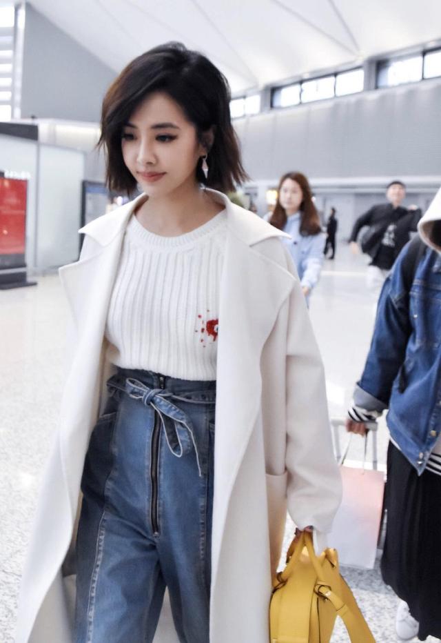 156穿出165既視感!蔡依林穿長款大衣走機,「牛仔褲腰身提到胸下」秒變大長腿,網讃翻:要去穿同款