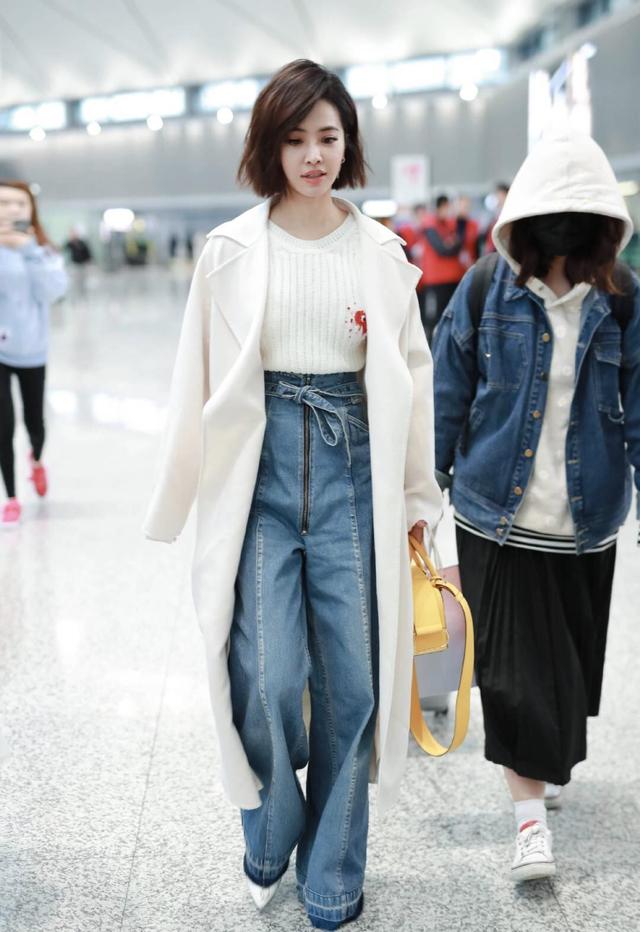 156穿出165既視感!蔡依林穿長款大衣走機,「牛仔褲腰身提到胸下」秒變大長腿,網讃翻:要去穿同款