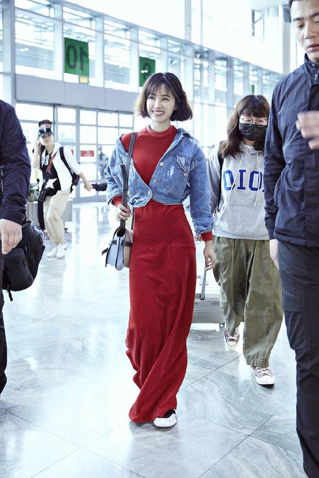 156穿出165既視感!蔡依林穿長款大衣走機,「牛仔褲腰身提到胸下」秒變大長腿,網讃翻:要去穿同款