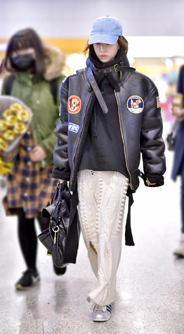 156穿出165既視感!蔡依林穿長款大衣走機,「牛仔褲腰身提到胸下」秒變大長腿,網讃翻:要去穿同款