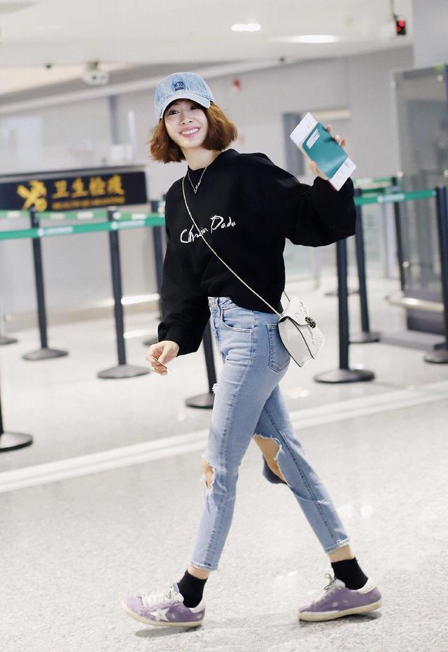 156穿出165既視感!蔡依林穿長款大衣走機,「牛仔褲腰身提到胸下」秒變大長腿,網讃翻:要去穿同款