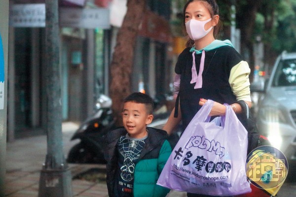 Jasper來台灣唸書！媽媽應采兒護送「直接在校門口玩開」　見到園長「秒變乖巧小綿羊」：好淘氣 ❤️