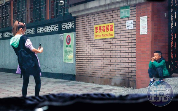Jasper來台灣唸書！媽媽應采兒護送「直接在校門口玩開」　見到園長「秒變乖巧小綿羊」：好淘氣 ❤️