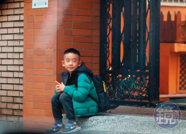 Jasper來台灣唸書！媽媽應采兒護送「直接在校門口玩開」　見到園長「秒變乖巧小綿羊」：好淘氣 ❤️
