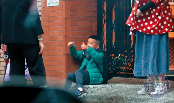 Jasper來台灣唸書！媽媽應采兒護送「直接在校門口玩開」　見到園長「秒變乖巧小綿羊」：好淘氣 ❤️