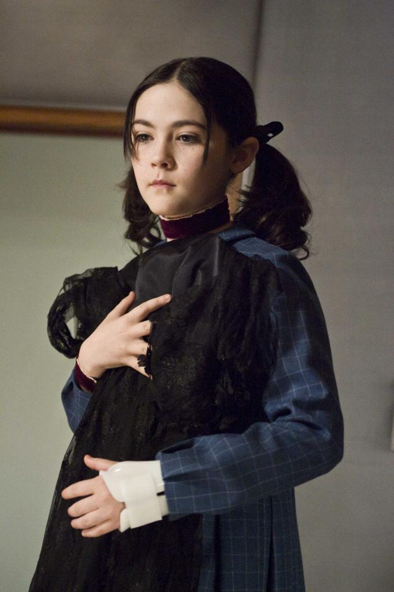 《孤兒怨》可怕小女孩長大了！10年後神進化「陰森蘿莉→陽光電眼女神」驚艷影迷：笑容超美❤️
