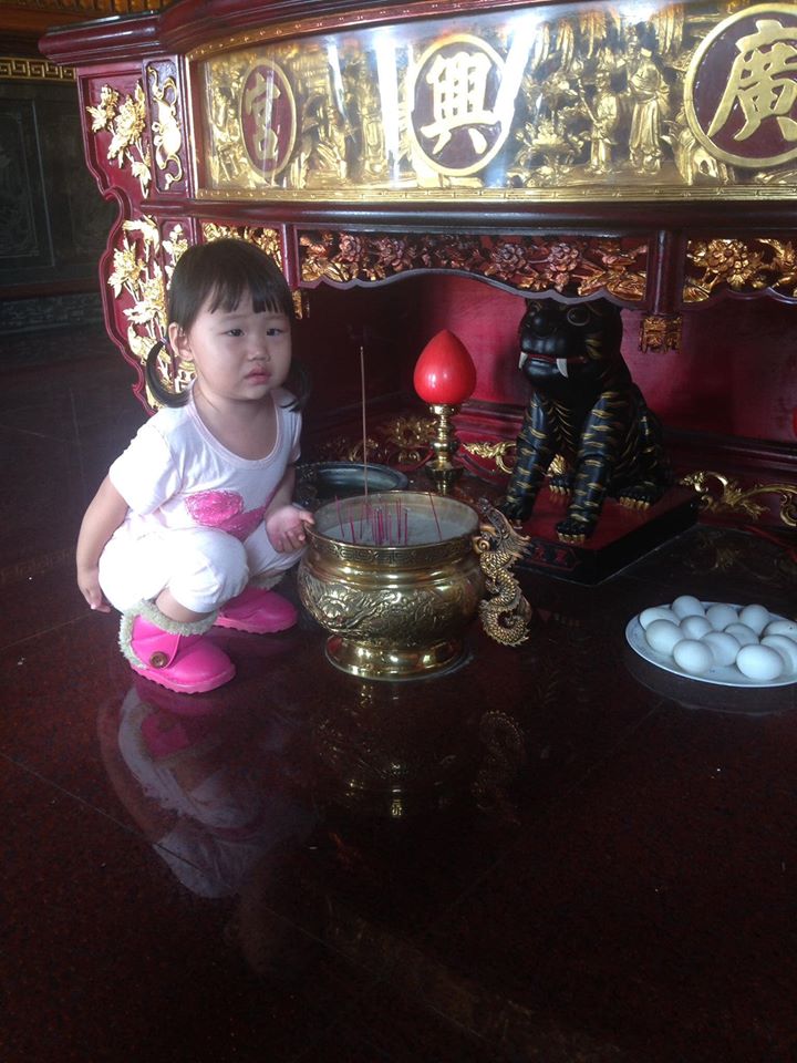 拜虎爺突然蹲下！3歲女兒「用手扶著金爐」五官全皺成團　媽媽看清後「秒腿軟下跪」：不知者無罪