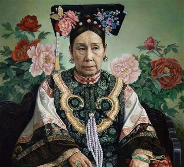 晚清第一美女！慈禧每拍照必帶上她  「 黑白照曝光」姿色不輸婉容珍妃「卻因慈禧守寡一生」