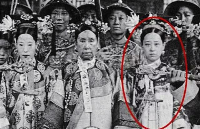 晚清第一美女！慈禧每拍照必帶上她  「 黑白照曝光」姿色不輸婉容珍妃「卻因慈禧守寡一生」