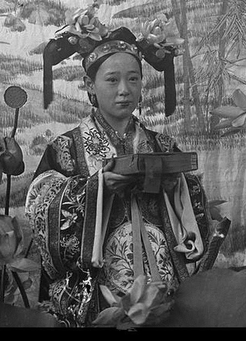 晚清第一美女！慈禧每拍照必帶上她  「 黑白照曝光」姿色不輸婉容珍妃「卻因慈禧守寡一生」