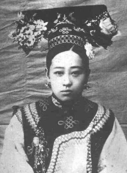 晚清第一美女！慈禧每拍照必帶上她  「 黑白照曝光」姿色不輸婉容珍妃「卻因慈禧守寡一生」