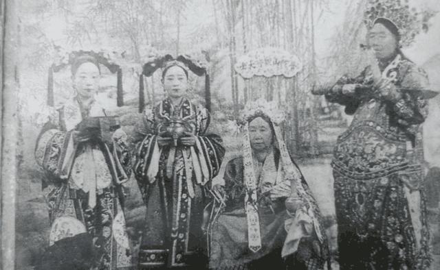 晚清第一美女！慈禧每拍照必帶上她  「 黑白照曝光」姿色不輸婉容珍妃「卻因慈禧守寡一生」