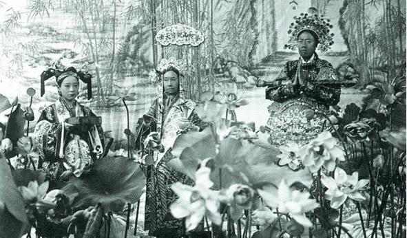 晚清第一美女！慈禧每拍照必帶上她  「 黑白照曝光」姿色不輸婉容珍妃「卻因慈禧守寡一生」