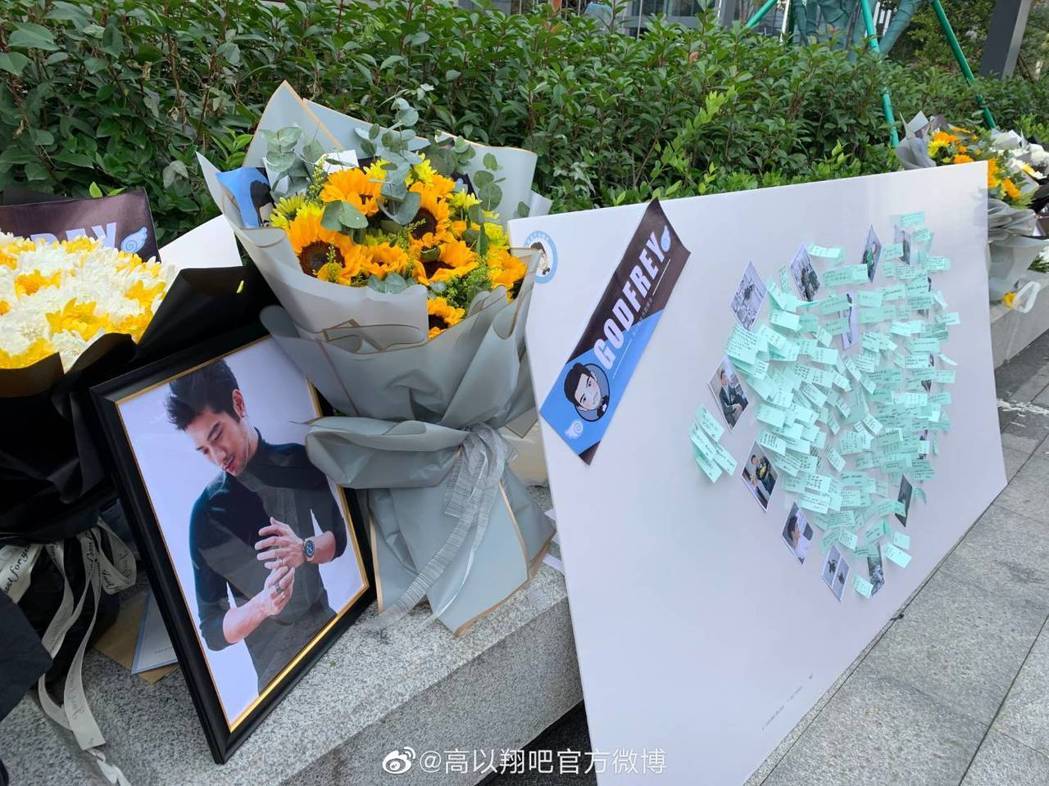 白髮人送黑髮人！高以翔安息躺靈堂「媽媽淚送最後一程」　父母堅強「不責怪節目組」：不是你們問題