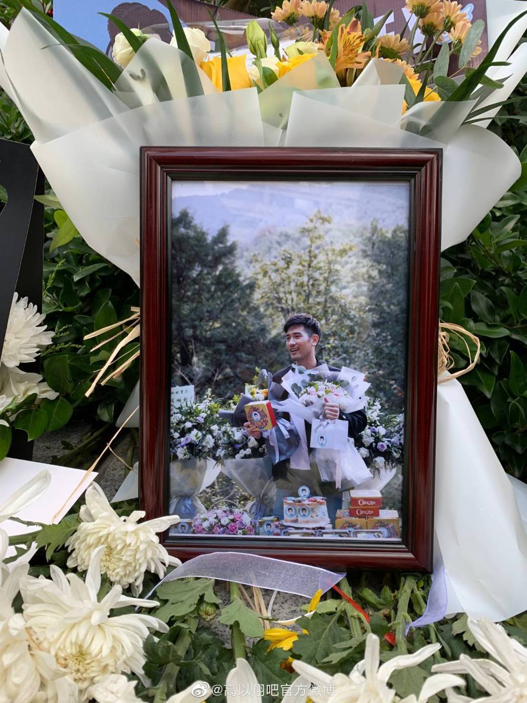 白髮人送黑髮人！高以翔安息躺靈堂「媽媽淚送最後一程」　父母堅強「不責怪節目組」：不是你們問題