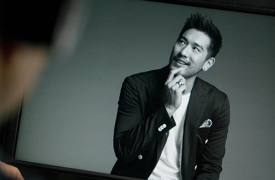 白髮人送黑髮人！高以翔安息躺靈堂「媽媽淚送最後一程」　父母堅強「不責怪節目組」：不是你們問題