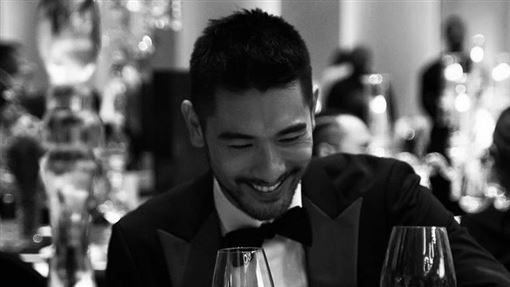 白髮人送黑髮人！高以翔安息躺靈堂「媽媽淚送最後一程」　父母堅強「不責怪節目組」：不是你們問題