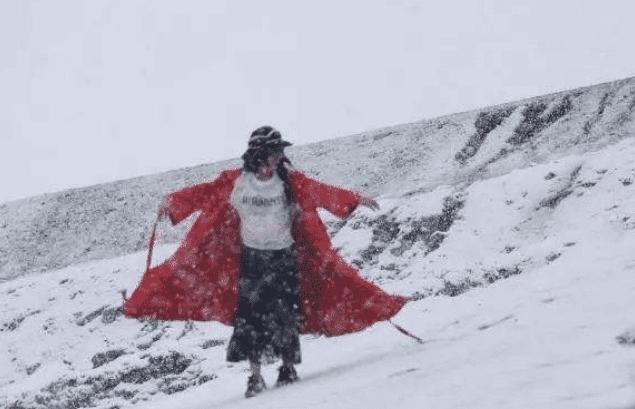 挑戰雪浴？小姐姐直播「用雪堆積自己」，當鏡頭往下拉  網友怒了：不要拿生命開玩笑