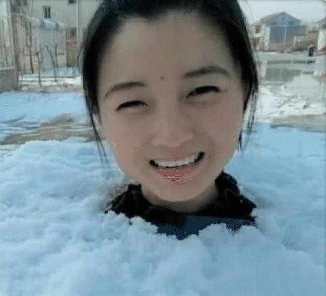 挑戰雪浴？小姐姐直播「用雪堆積自己」，當鏡頭往下拉  網友怒了：不要拿生命開玩笑
