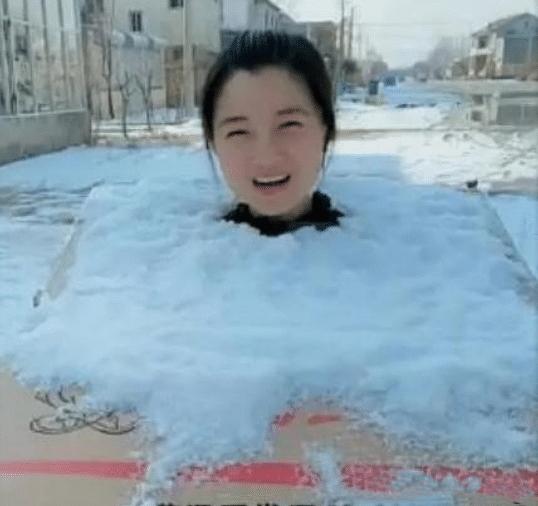 挑戰雪浴？小姐姐直播「用雪堆積自己」，當鏡頭往下拉  網友怒了：不要拿生命開玩笑