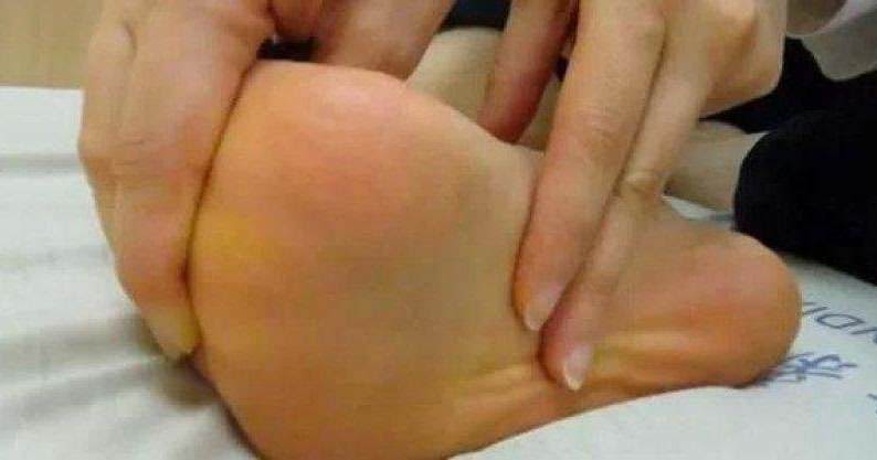 天寒地冷一下床踩地就腳痛？小心「足底筋膜炎」教你3招一生受用