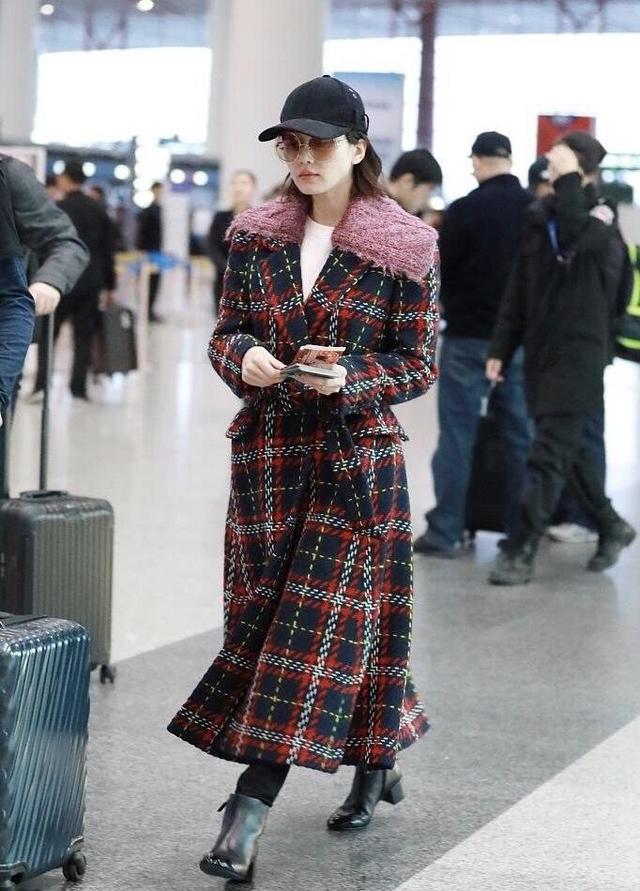 產後夫妻首同框！劉詩詩攜夫恩愛現身，「穿格紋大衣」幹練大氣又顯高：時尚人妻范十足