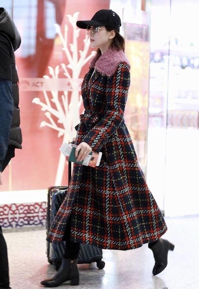 產後夫妻首同框！劉詩詩攜夫恩愛現身，「穿格紋大衣」幹練大氣又顯高：時尚人妻范十足