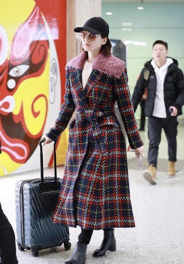 產後夫妻首同框！劉詩詩攜夫恩愛現身，「穿格紋大衣」幹練大氣又顯高：時尚人妻范十足