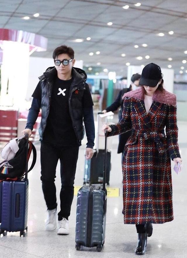 產後夫妻首同框！劉詩詩攜夫恩愛現身，「穿格紋大衣」幹練大氣又顯高：時尚人妻范十足