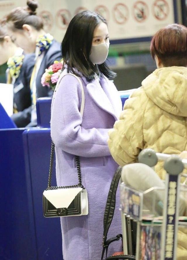 產後夫妻首同框！劉詩詩攜夫恩愛現身，「穿格紋大衣」幹練大氣又顯高：時尚人妻范十足