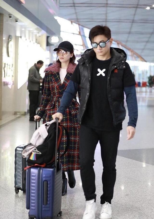 產後夫妻首同框！劉詩詩攜夫恩愛現身，「穿格紋大衣」幹練大氣又顯高：時尚人妻范十足