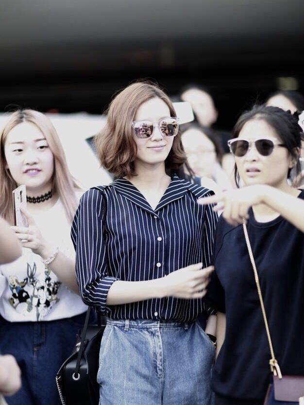 產後夫妻首同框！劉詩詩攜夫恩愛現身，「穿格紋大衣」幹練大氣又顯高：時尚人妻范十足