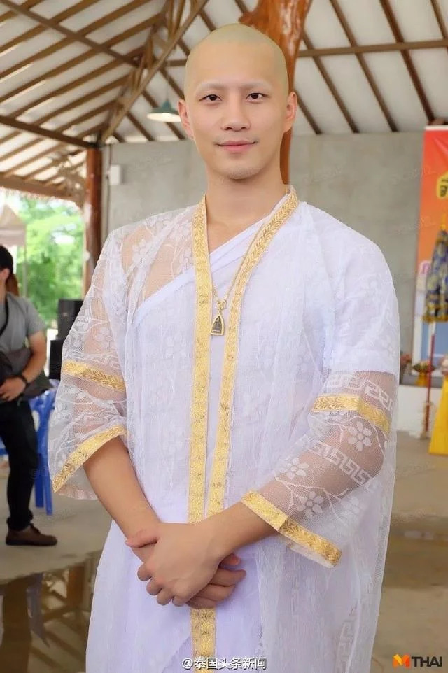 帥氣男星與嬌妻「奉子成婚」　女兒出生2個月後「選擇剃髮出家」：我心裡只有父母