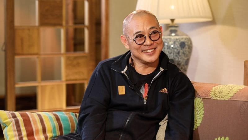 被傳駝背如老翁！李連杰罕見同框女兒「完全不像爸爸」　滿頭黑髮超茂密「瞬間回春變30歲」