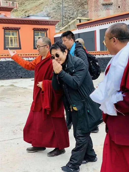 被傳駝背如老翁！李連杰罕見同框女兒「完全不像爸爸」　滿頭黑髮超茂密「瞬間回春變30歲」