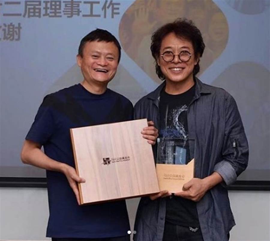 被傳駝背如老翁！李連杰罕見同框女兒「完全不像爸爸」　滿頭黑髮超茂密「瞬間回春變30歲」