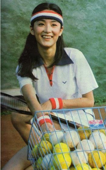 40年穿搭不敗！林青霞「前衛時尚穿衣」引領潮流，楊冪王菲爭相模仿，美得件件出爆款