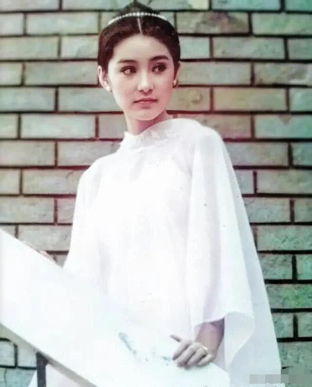 40年穿搭不敗！林青霞「前衛時尚穿衣」引領潮流，楊冪王菲爭相模仿，美得件件出爆款