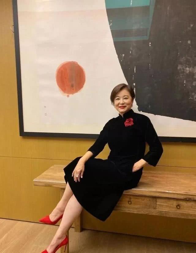 40年穿搭不敗！林青霞「前衛時尚穿衣」引領潮流，楊冪王菲爭相模仿，美得件件出爆款