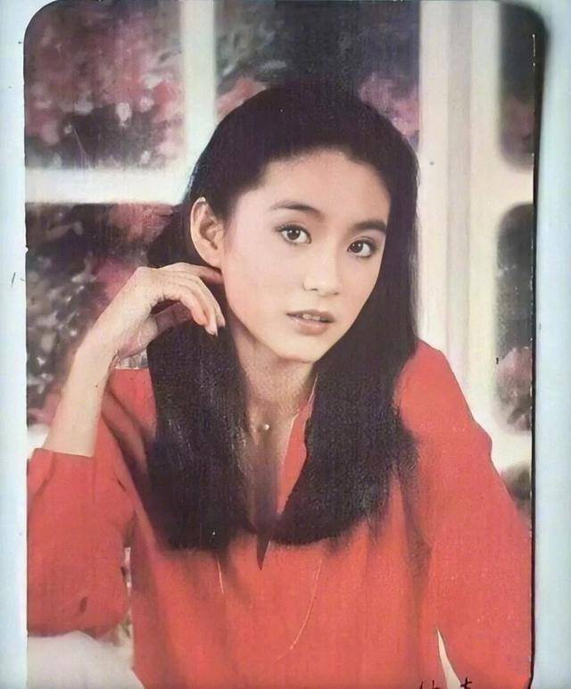 40年穿搭不敗！林青霞「前衛時尚穿衣」引領潮流，楊冪王菲爭相模仿，美得件件出爆款