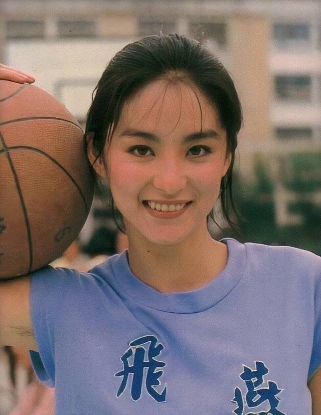 40年穿搭不敗！林青霞「前衛時尚穿衣」引領潮流，楊冪王菲爭相模仿，美得件件出爆款