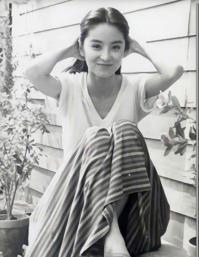 40年穿搭不敗！林青霞「前衛時尚穿衣」引領潮流，楊冪王菲爭相模仿，美得件件出爆款