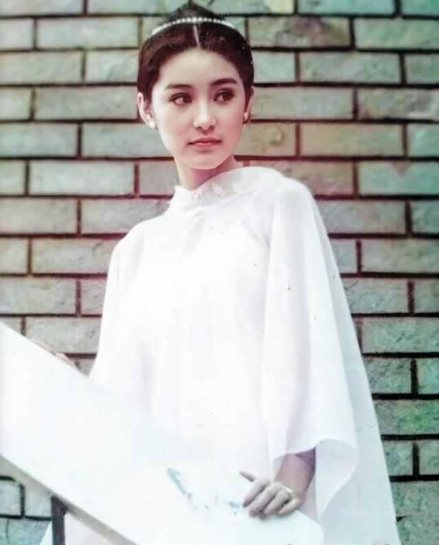 40年穿搭不敗！林青霞「前衛時尚穿衣」引領潮流，楊冪王菲爭相模仿，美得件件出爆款