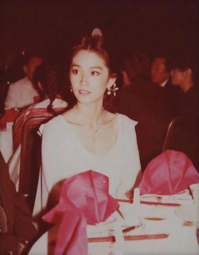 40年穿搭不敗！林青霞「前衛時尚穿衣」引領潮流，楊冪王菲爭相模仿，美得件件出爆款