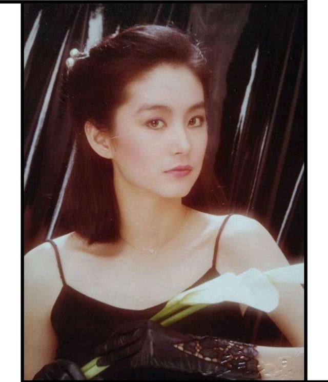 40年穿搭不敗！林青霞「前衛時尚穿衣」引領潮流，楊冪王菲爭相模仿，美得件件出爆款