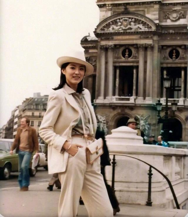 40年穿搭不敗！林青霞「前衛時尚穿衣」引領潮流，楊冪王菲爭相模仿，美得件件出爆款