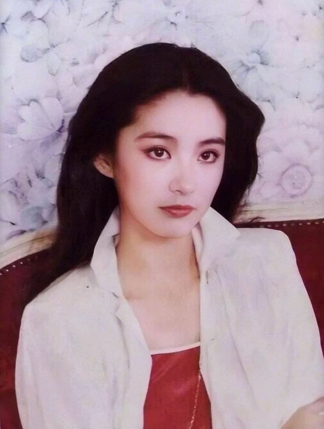 40年穿搭不敗！林青霞「前衛時尚穿衣」引領潮流，楊冪王菲爭相模仿，美得件件出爆款