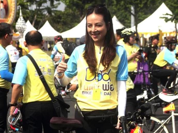 下一個詩妮娜？蘇提達后位遇挑戰，53歲華裔美女「3次高調現身」，與泰王熱聊無視王后