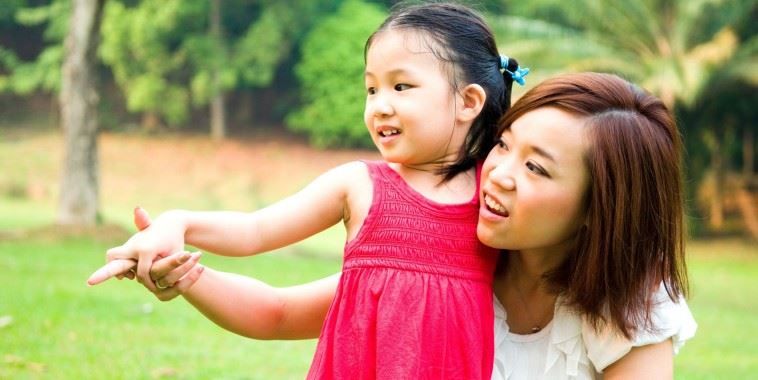 最好身教！3歲女兒在地鐵上「突轉身跪坐椅子上」乘客愣住　媽媽見狀「立刻出手」網讚：教養真好